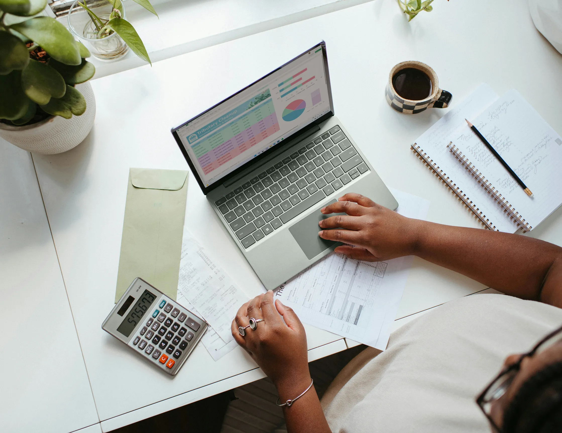 Persona de una fundación trabajando con Xubio en su escritorio